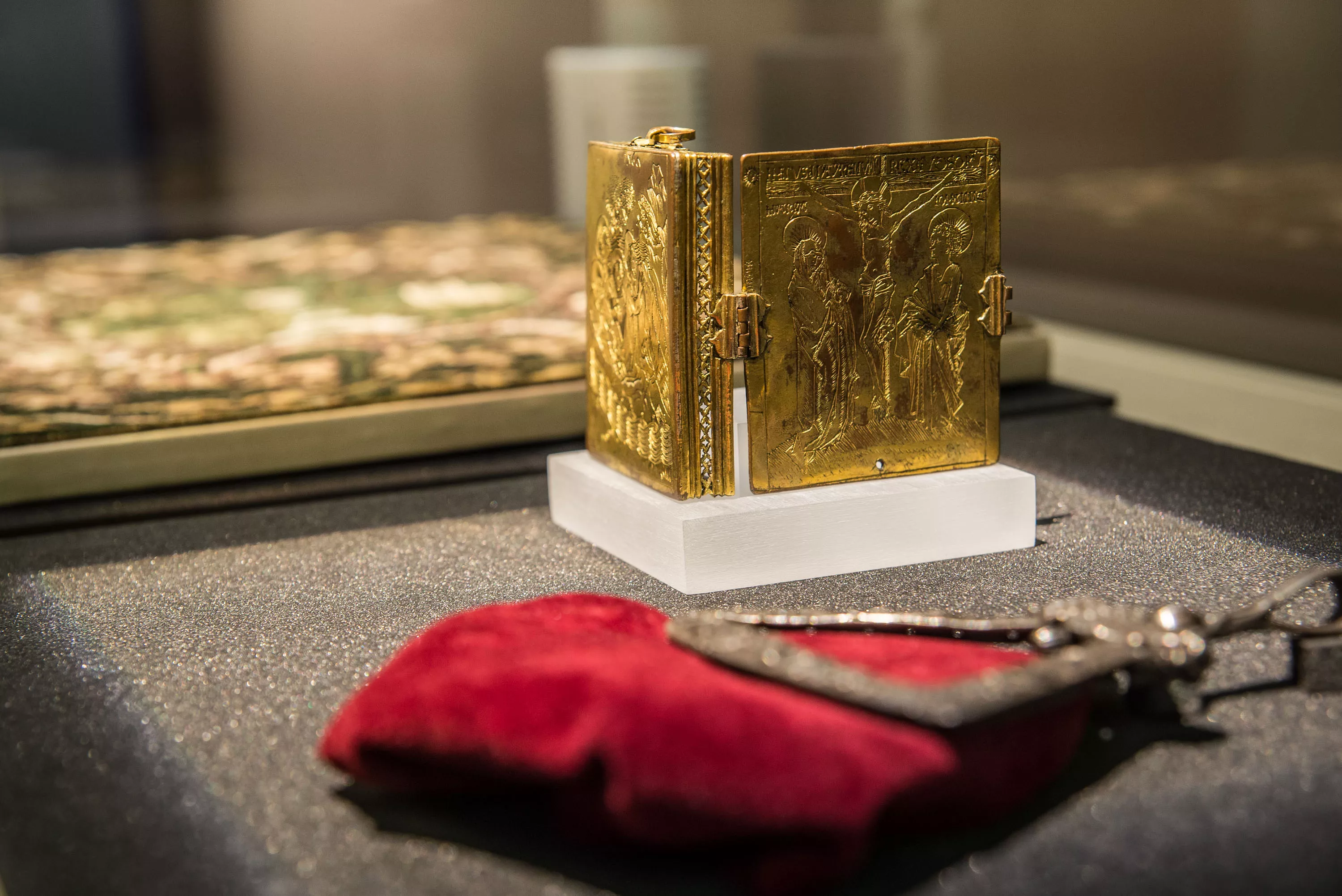 Vue de l'exposition De soie et d'ailleurs. Une histoire à la croisée des chemins