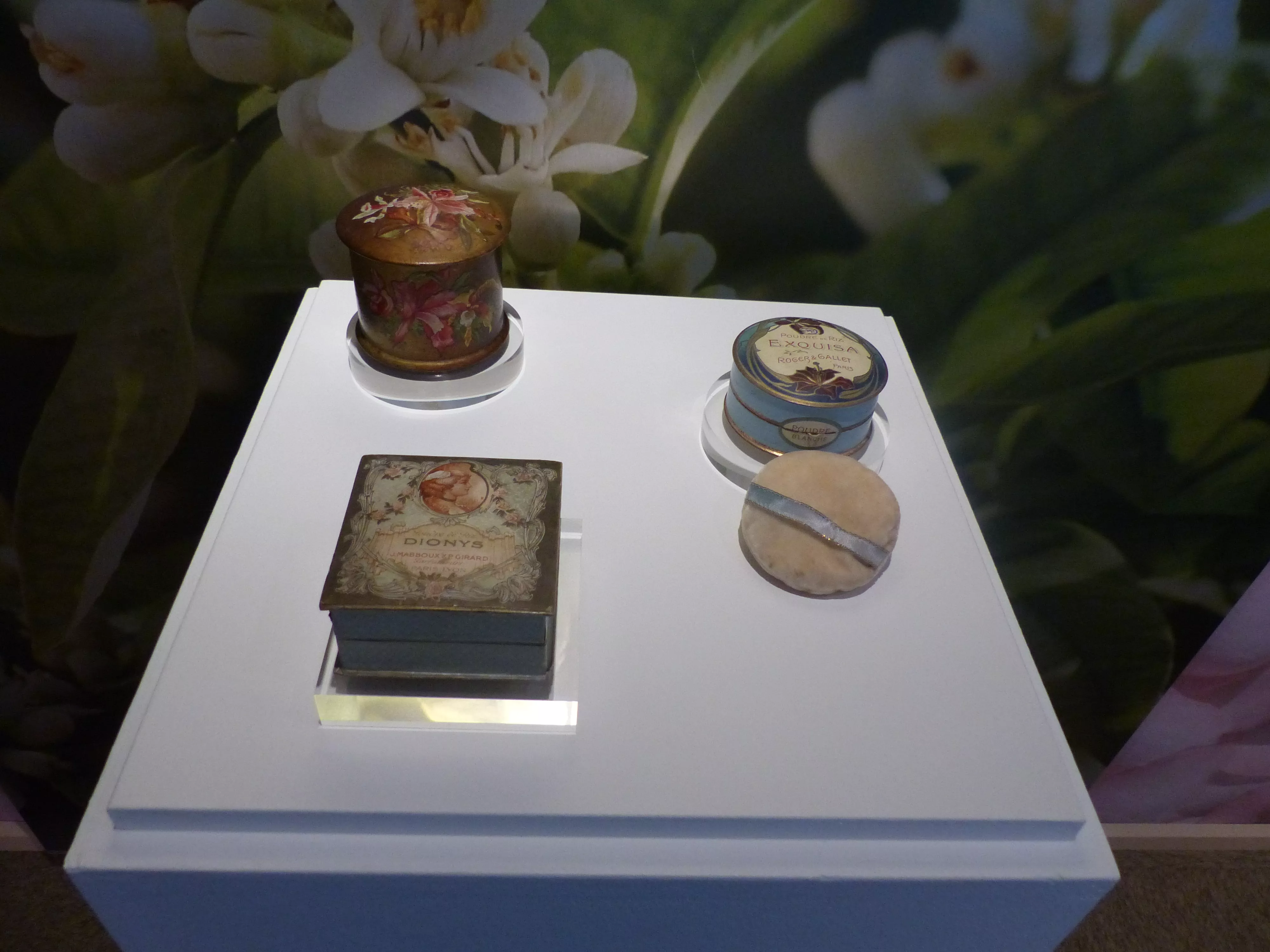 Vue de l'exposition Esprit de poudre, parfums d'esprits - Acte 1