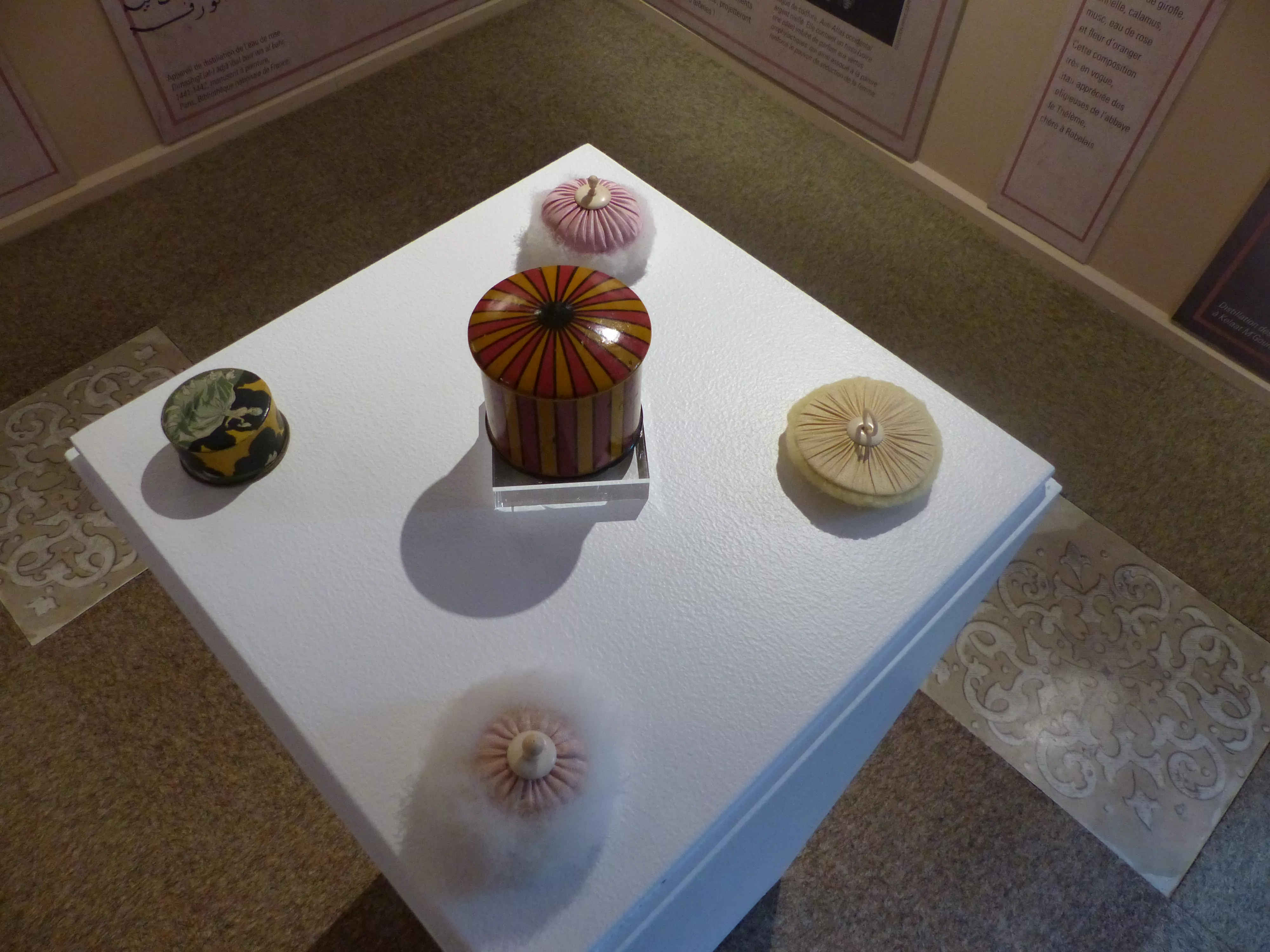 Vue de l'exposition Esprit de poudre, parfums d'esprits - Acte 1