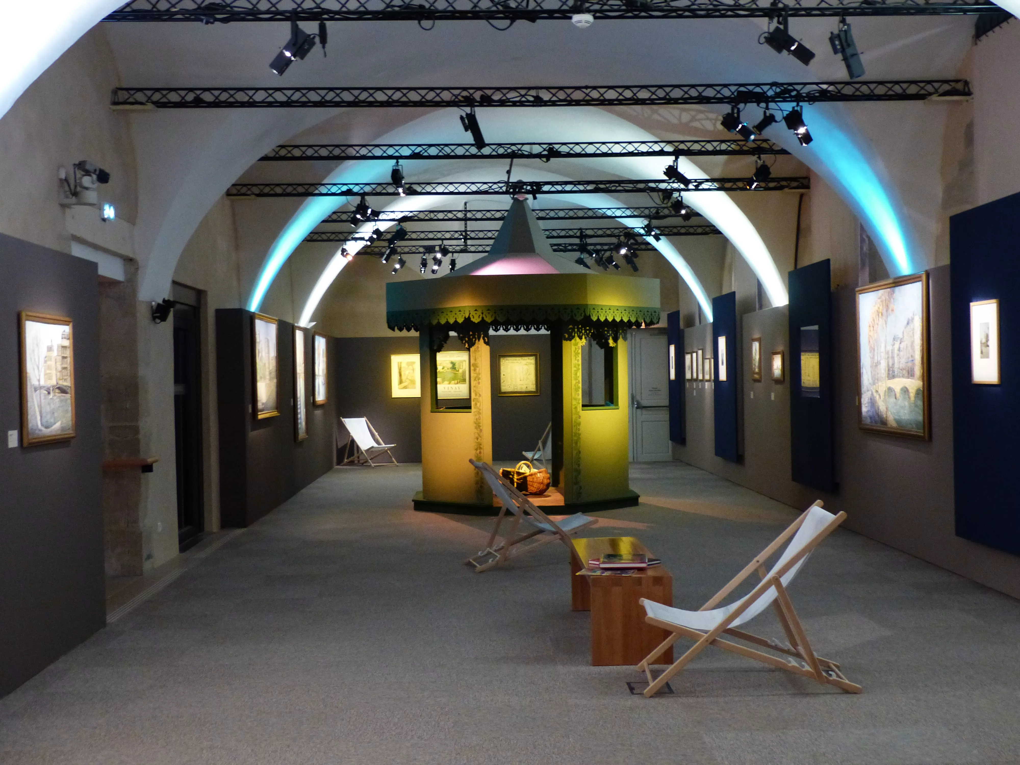 Vue de l'exposition Côté Seine, côté jardin. Oeuvres de Jean Vinay (1907-1978)