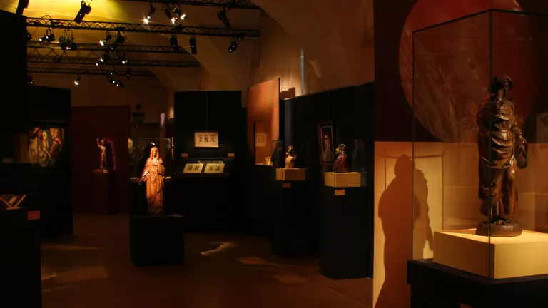 Vue de l'exposition De larmes et de sang. Images croisées de la douleur.