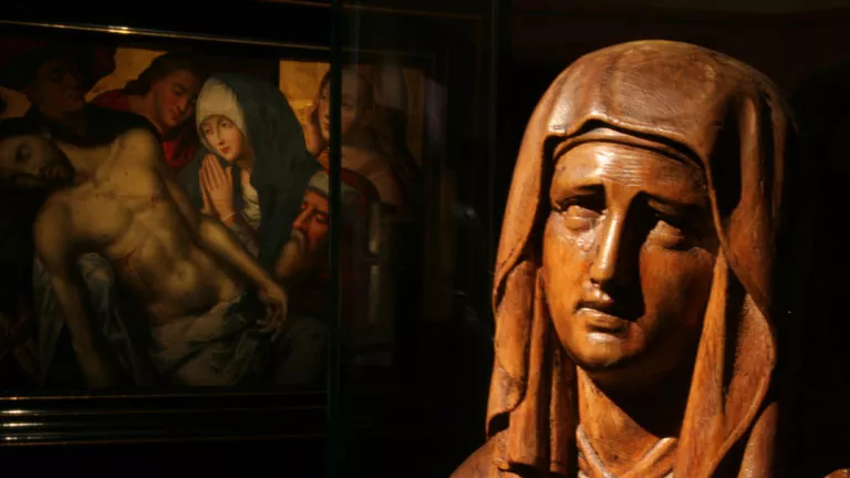 Vue de l'exposition De larmes et de sang. Images croisées de la douleur.