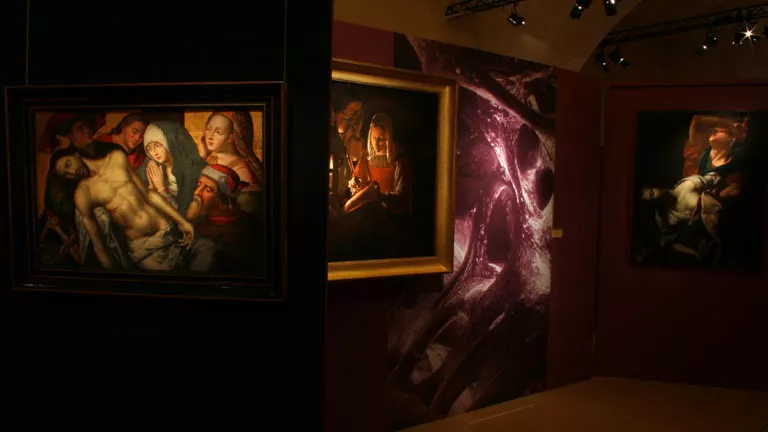 Vue de l'exposition De larmes et de sang. Images croisées de la douleur.