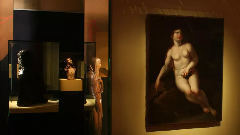 Vue de l'exposition De larmes et de sang. Images croisées de la douleur.