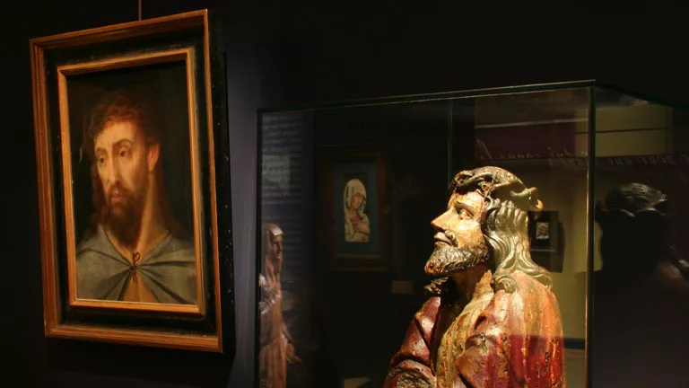 Vue de l'exposition De larmes et de sang. Images croisées de la douleur.