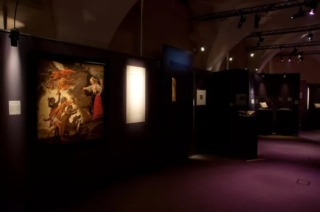 Vue de l'exposition Fastes et maléfices. Astrologues, magiciens et sorciers