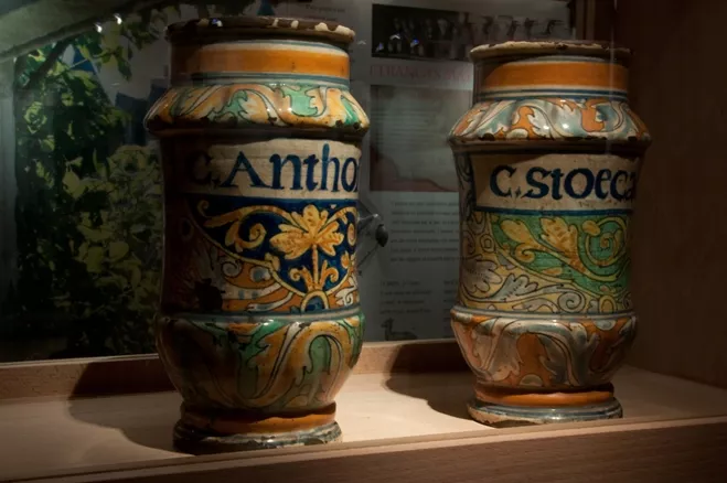 Vue de l'exposition Jardins des cloîtres, jardins des princes. Quand le parfum portait remèdeVue de l'exposition Jardins des cloîtres, jardins des princes. Quand le parfum portait remède Vue de l'exposition Jardins des cloîtres, jardins des princes. Quand le parfum portait remède