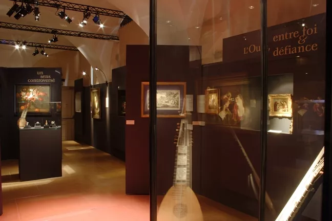 Vue de l'exposition Une histoire des Sens
