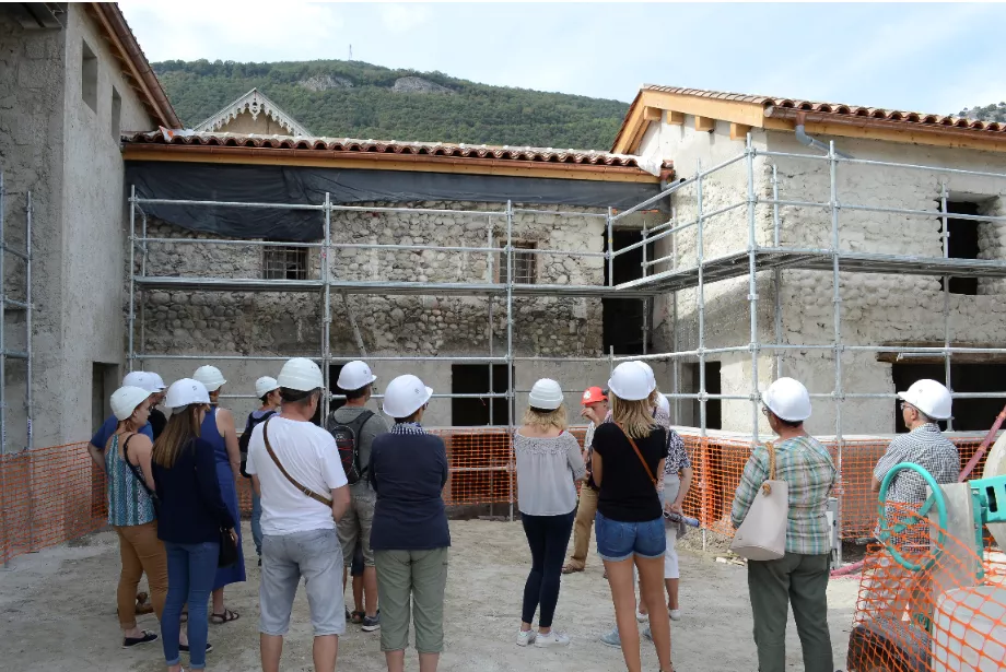 Un groupe de visiteurs durant la visite de chantier Un groupe de visiteurs durant la visite de chantier