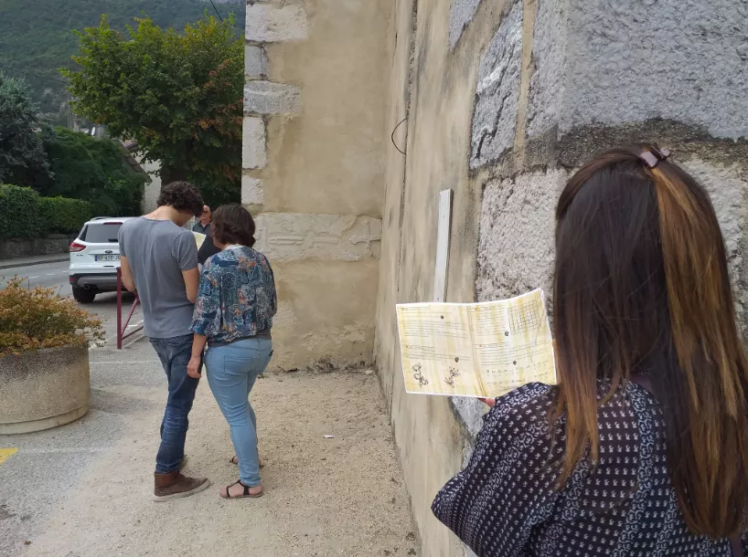 L'Escape Game Géant dans la ville de Vif Les visiteurs recherchent les indices de l'Escape Game dans toute la ville de Vif