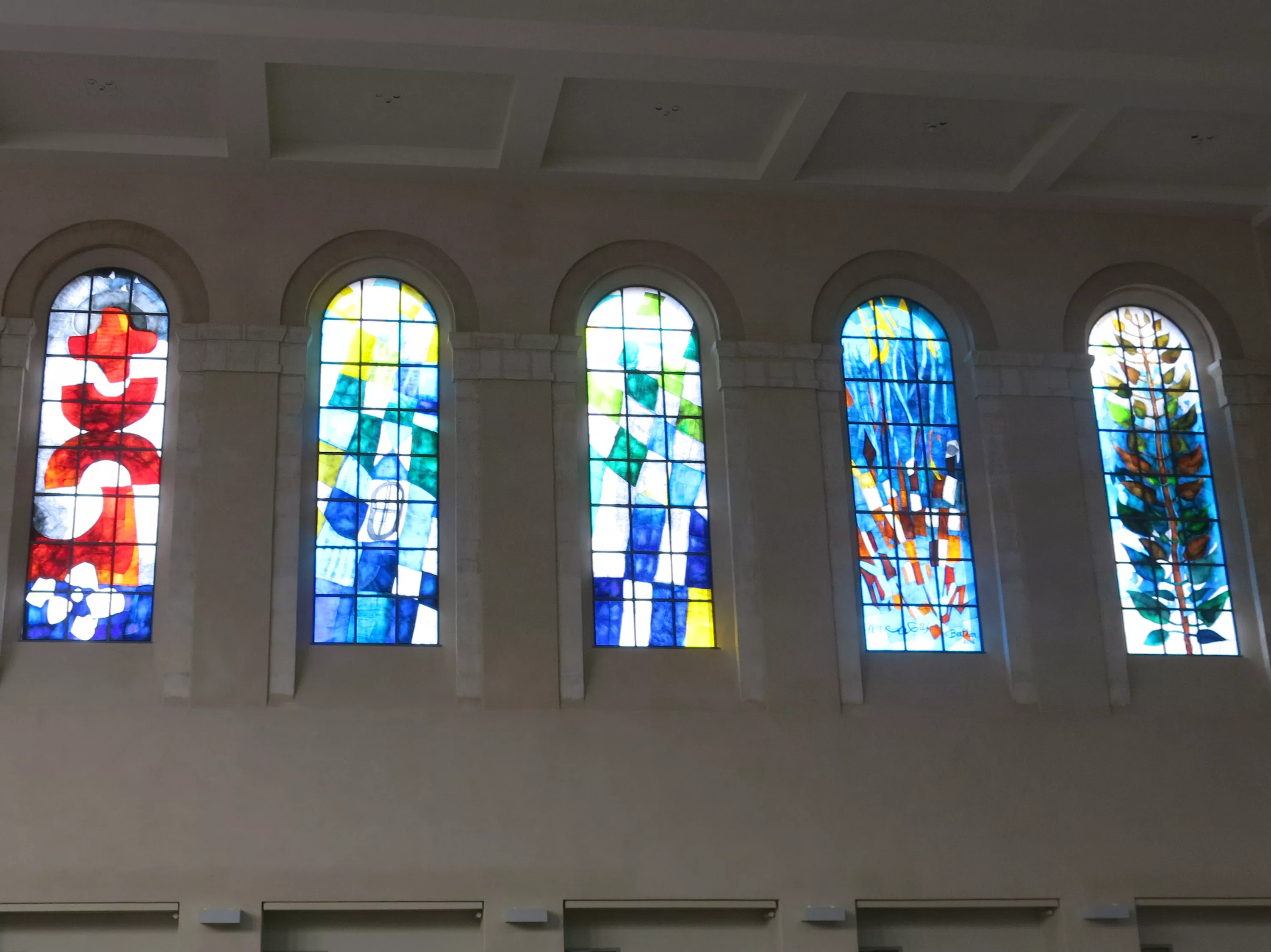 Suite de vitraux abstraits
