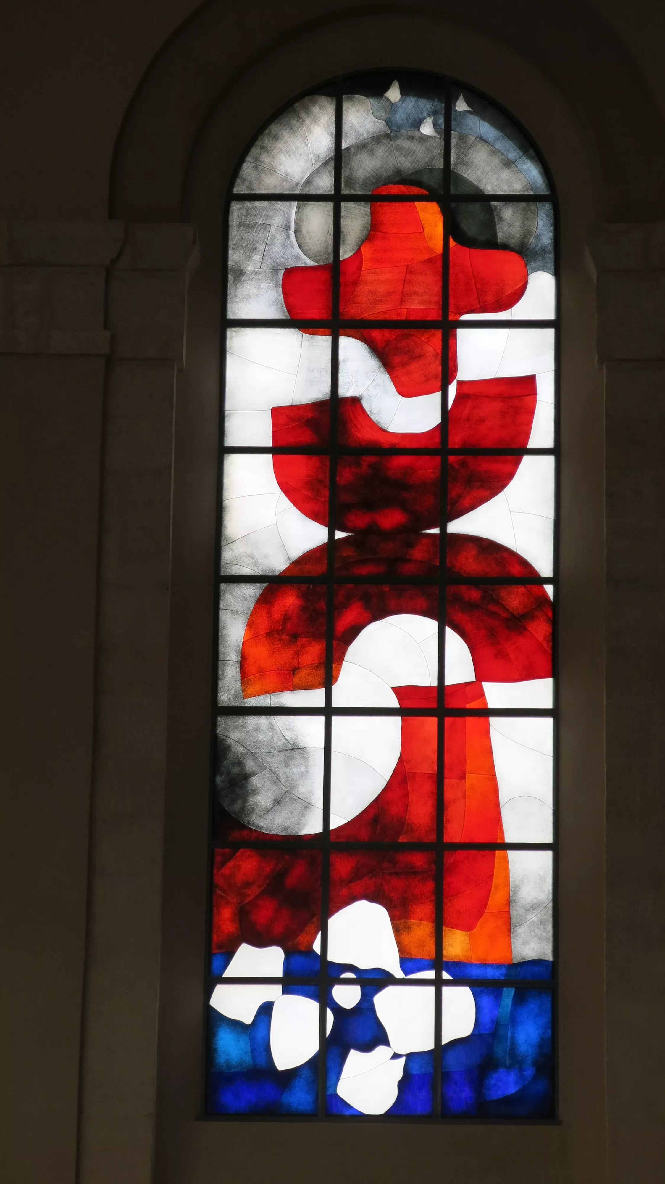 Vitrail abstrait, couleur rouge, bleu et blanc