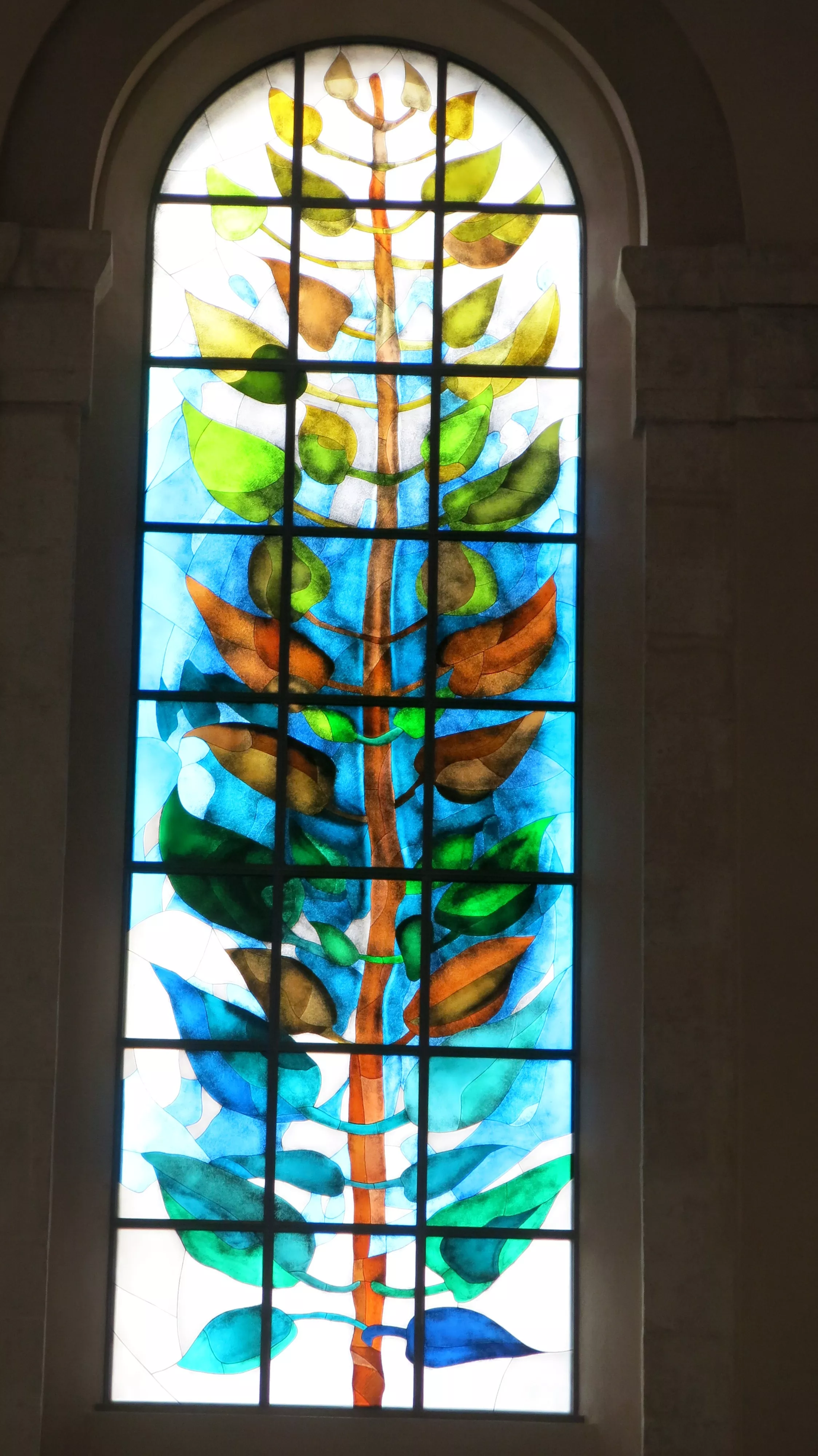 Feuilles vertes et marrons sur fond bleu