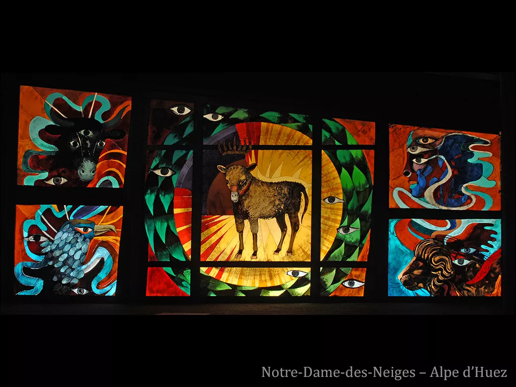 Au centre, un agneau est représente sur un fond jaune. A gauche et à droite, le tétramorphe est représenté (Taureau, Homme, Aigle et Lion)