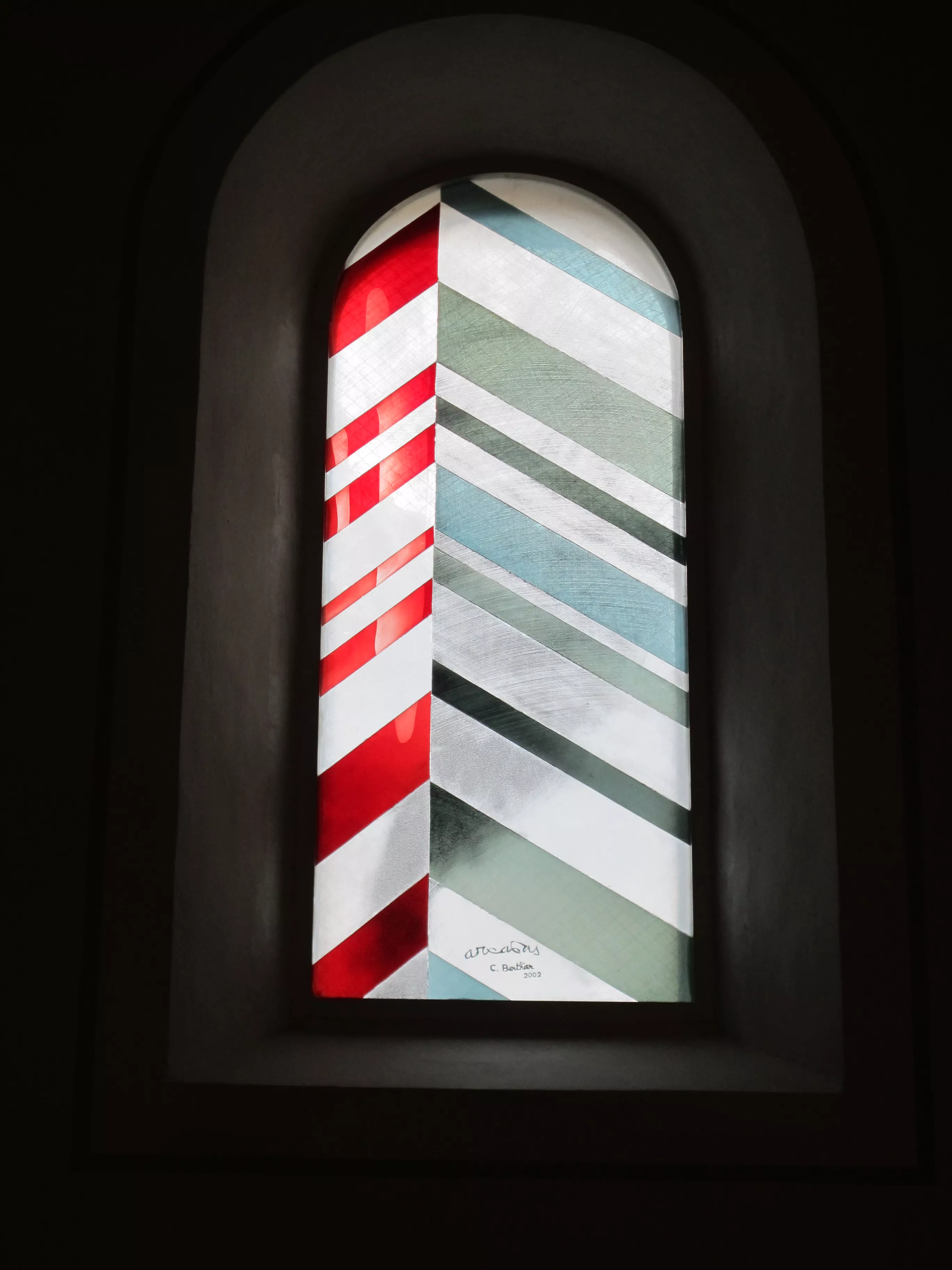 Vitrail sur le thème de la Résurrection : gris, blanc, rouge