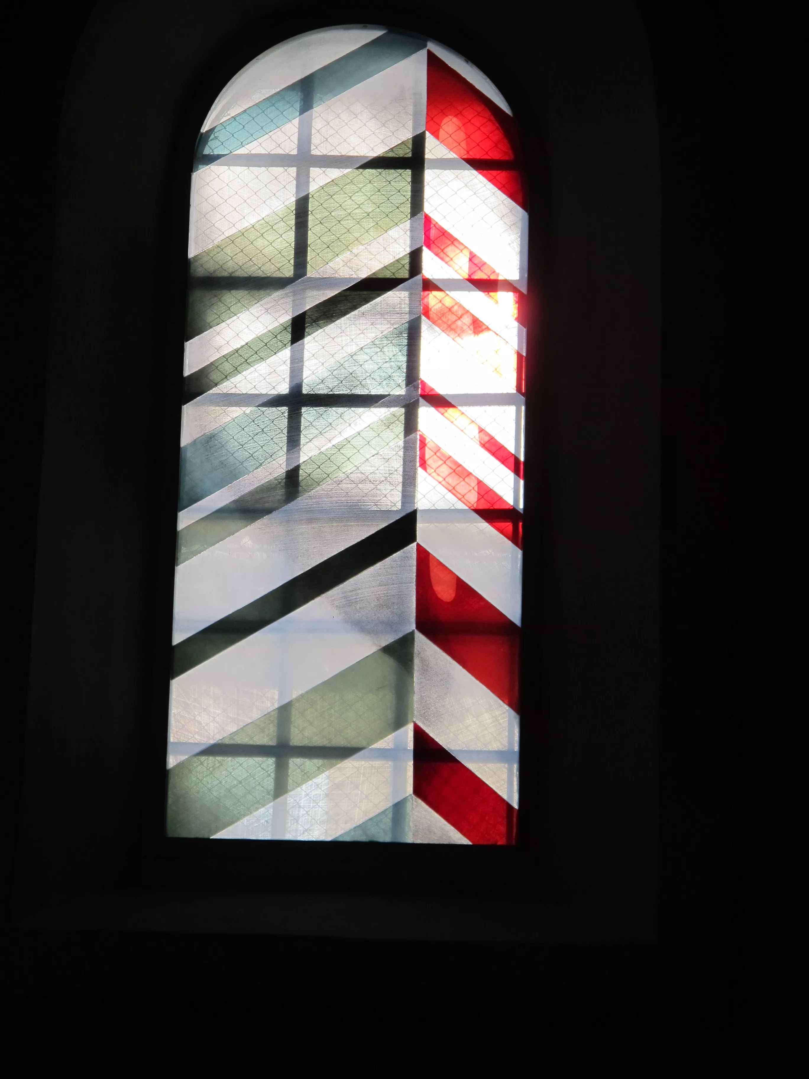 Vitrail sur le thème de la Résurrection : gris, blanc, rouge.