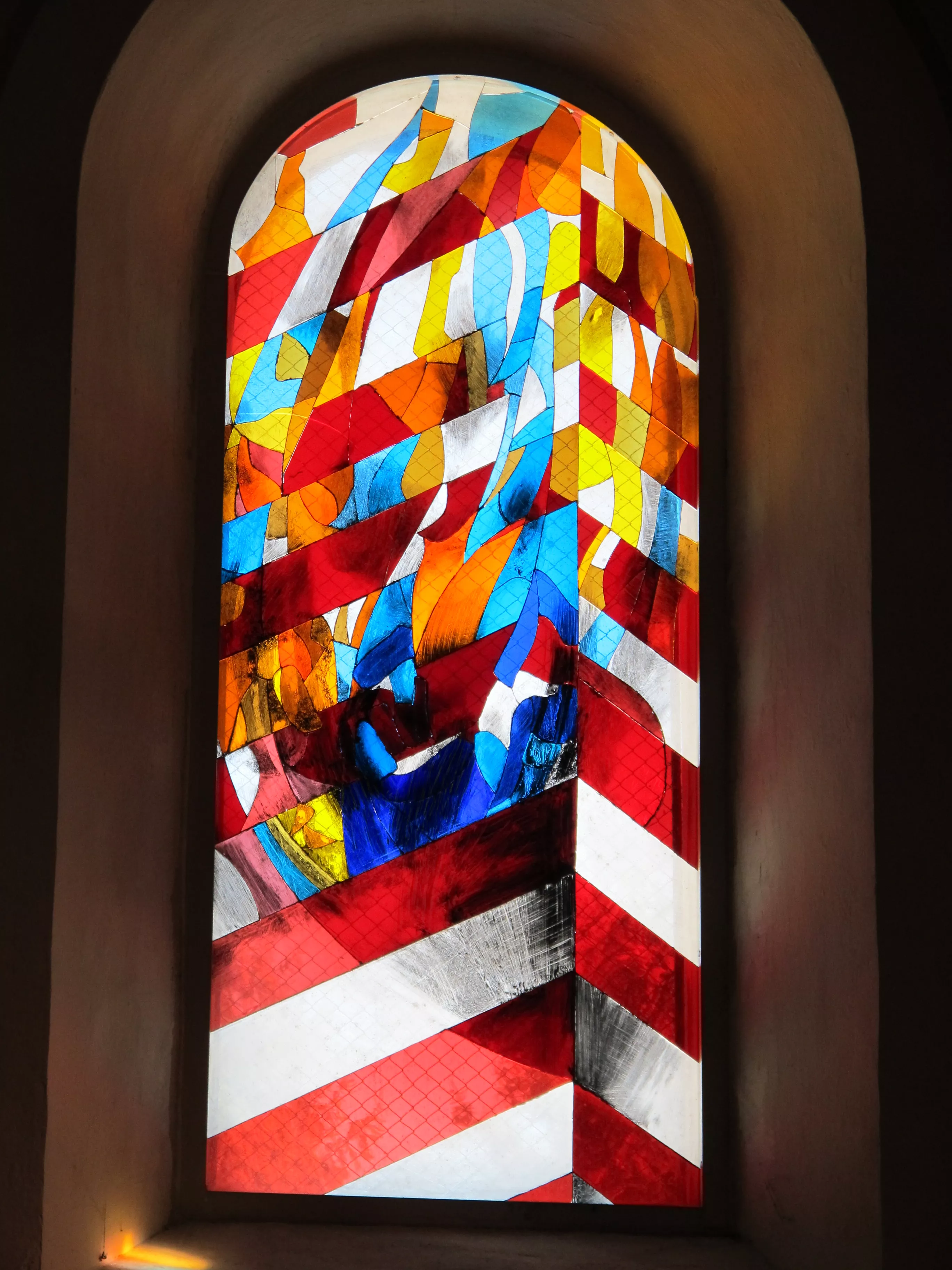 Vitrail sur le thème de la Résurrection, foisonnement de couleurs