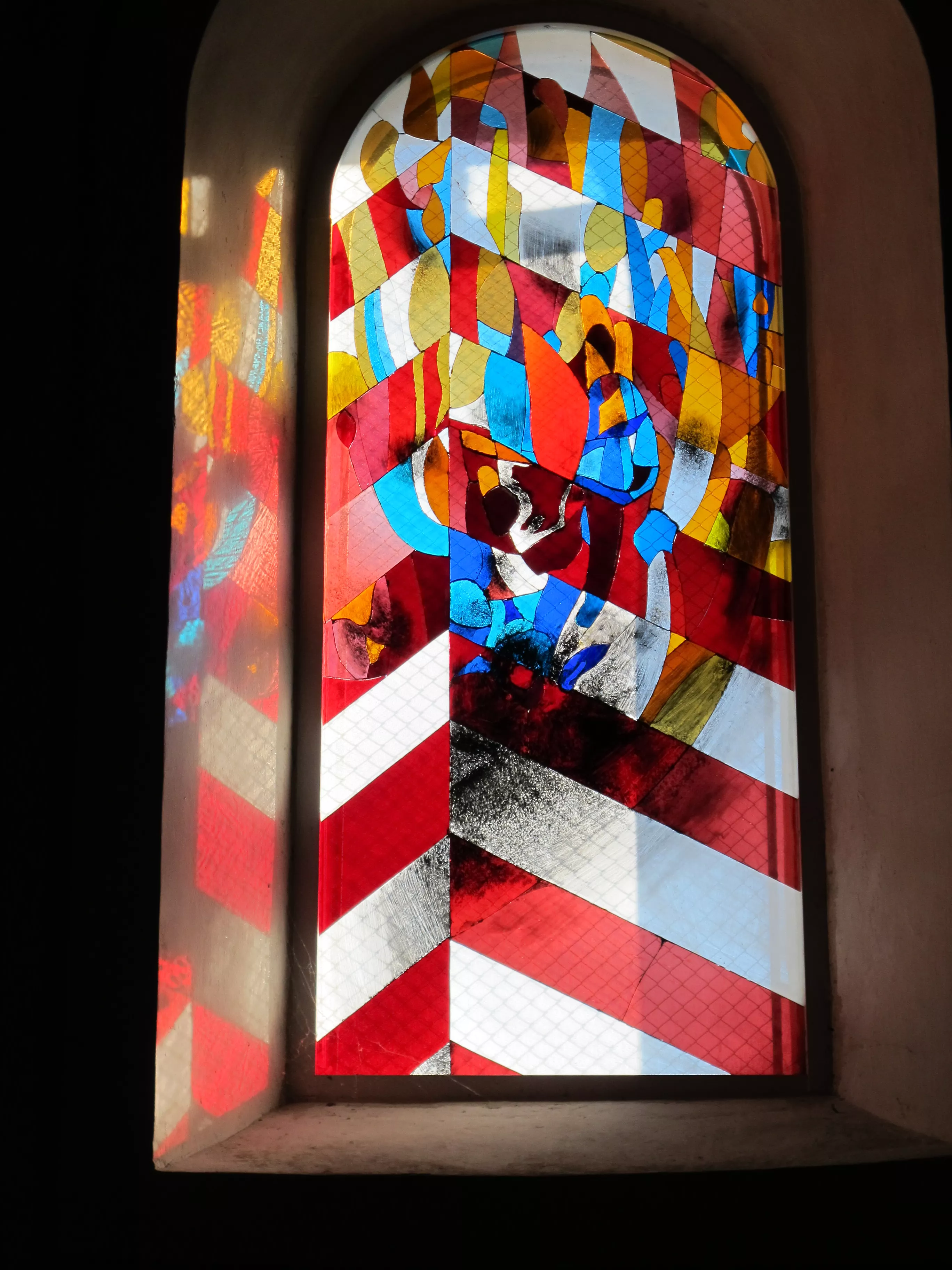 Vitrail sur le thème de la Réssurection, foisonnement de couleurs