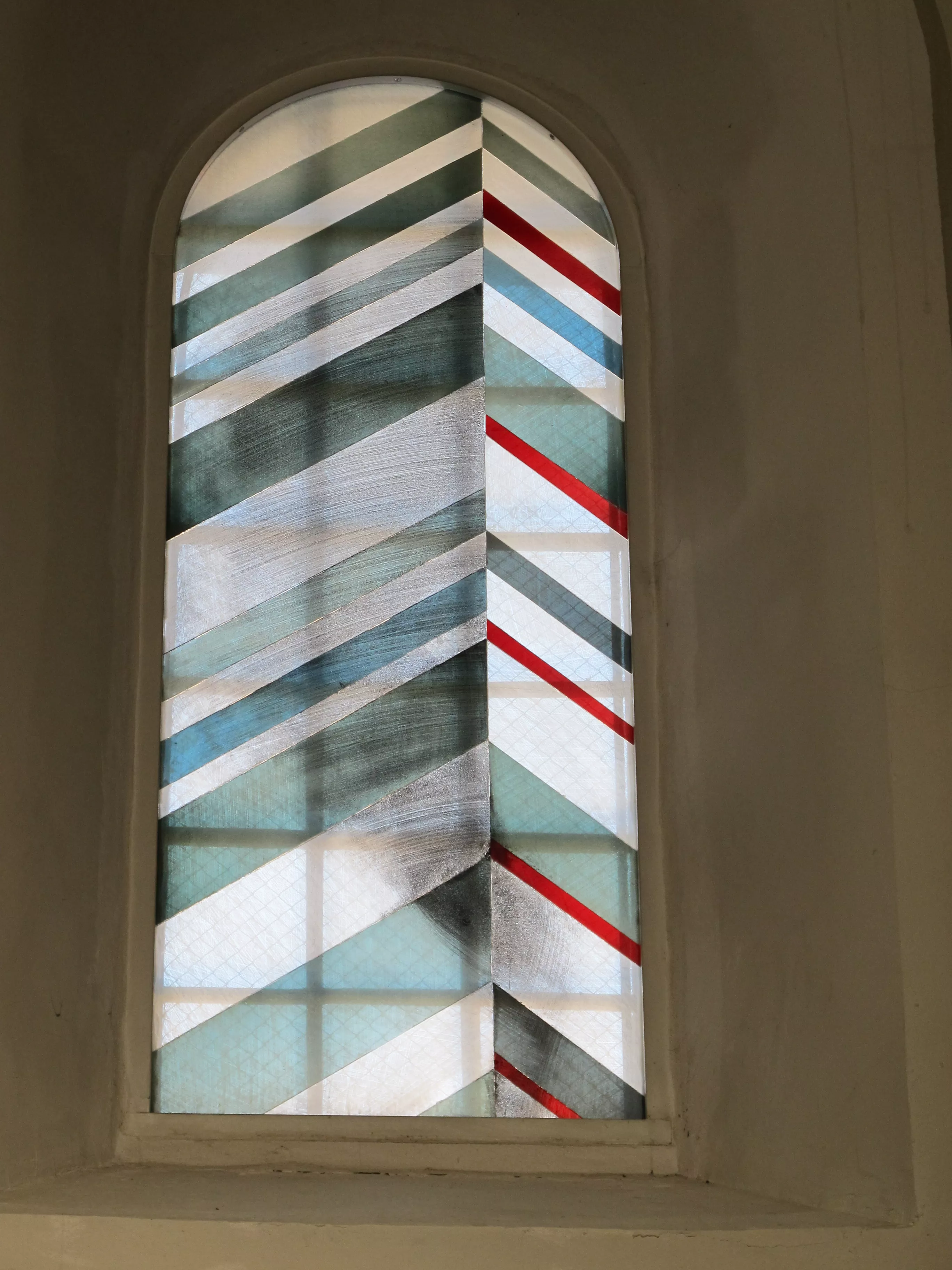 Vitrail sur le thème de la Résurrection : gris, blanc, rouge