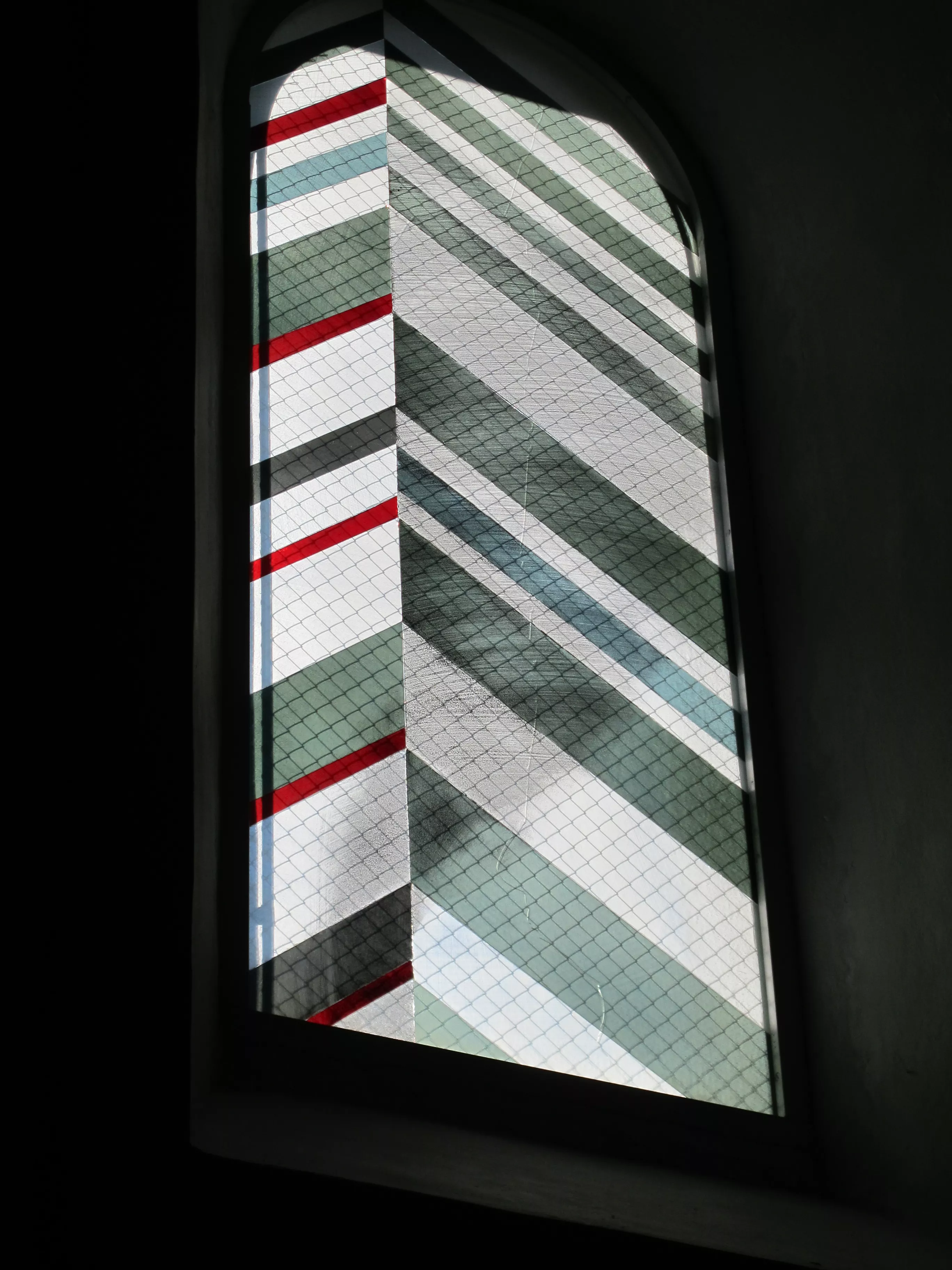 Vitrail sur le thème de la Résurrection : gris, blanc rouge