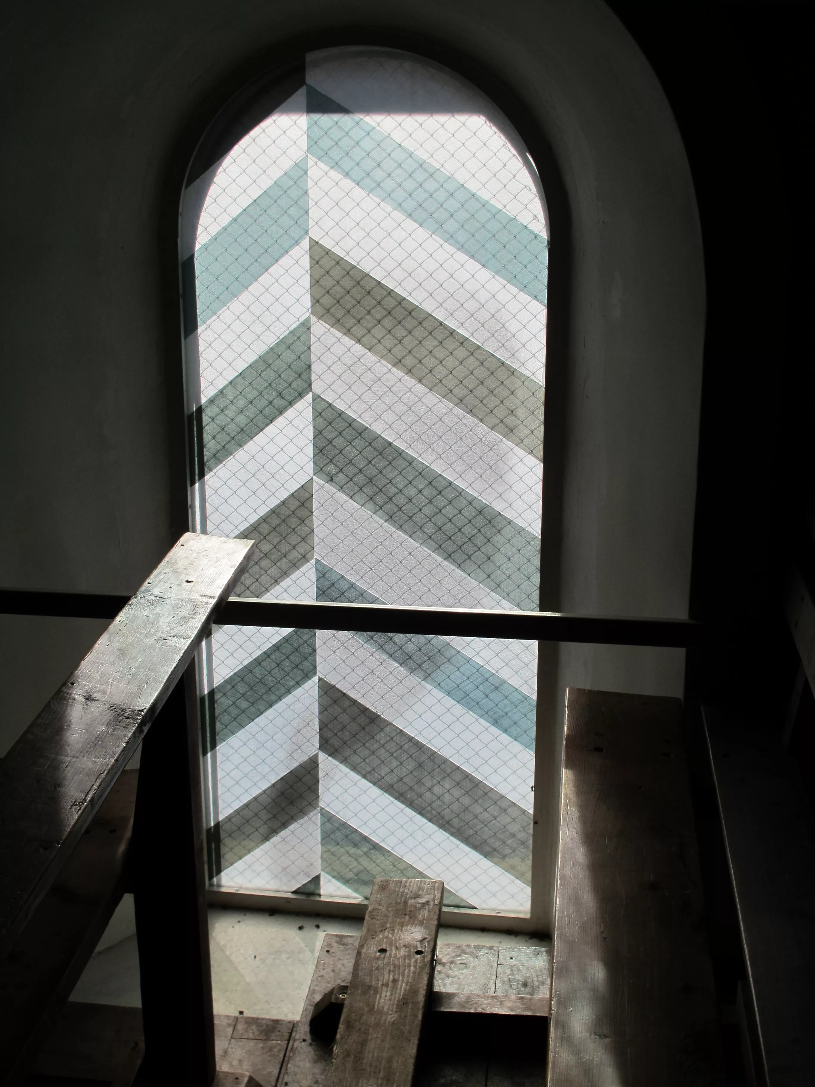 Vitrail sur le thème de la Résurrection : gris et blanc