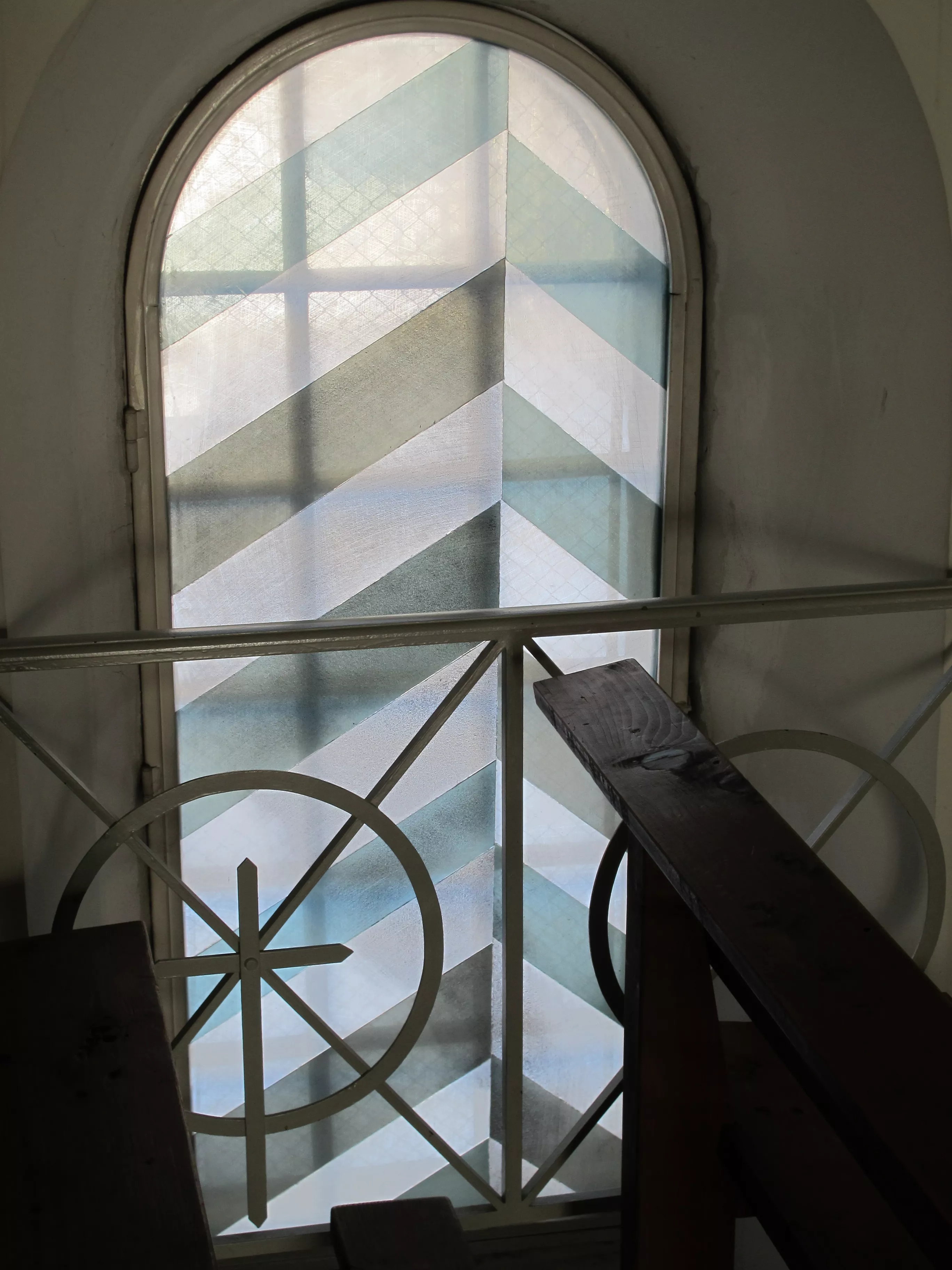 Vitrail sur le thème de la Résurrection : gris et blanc