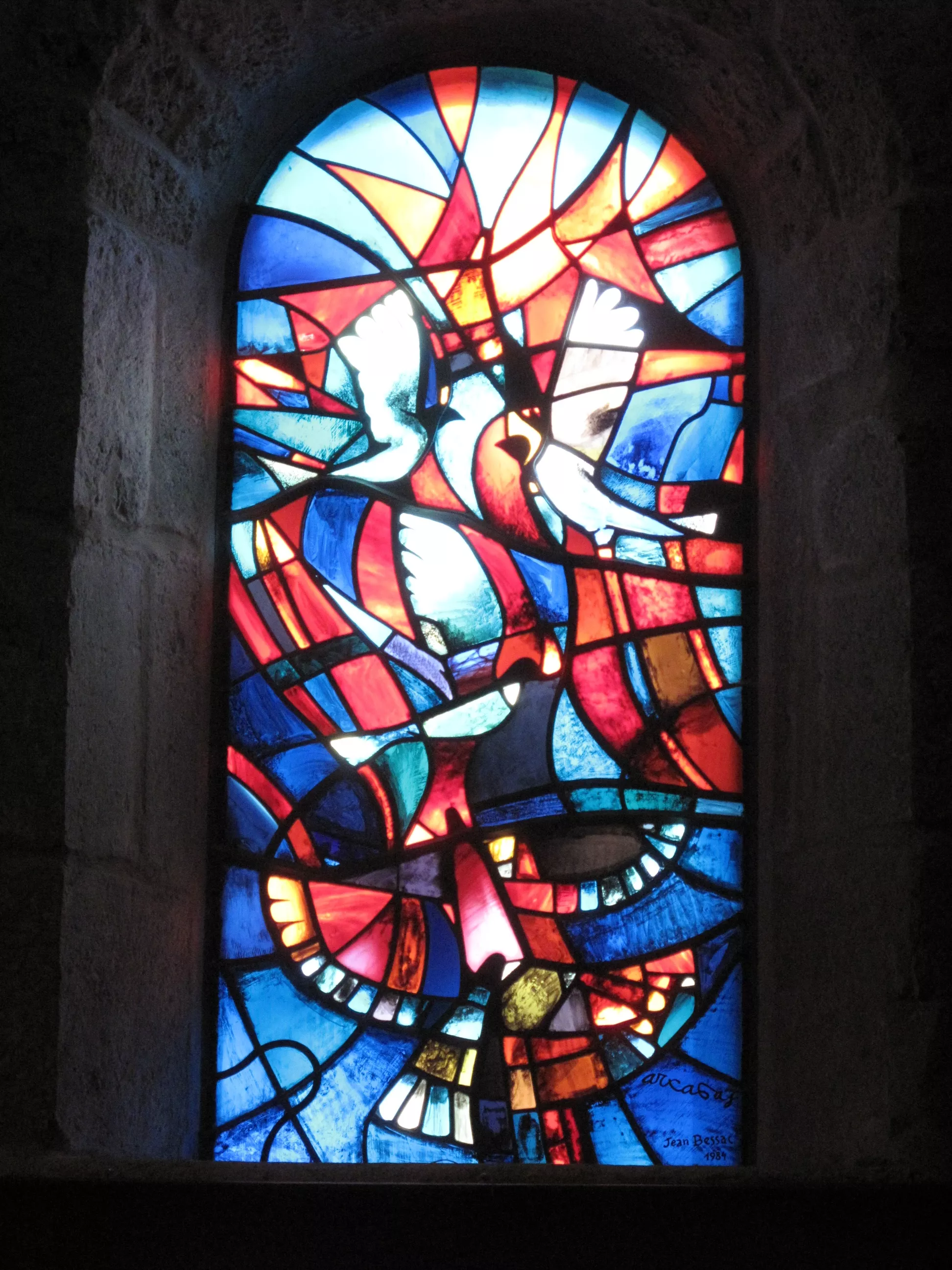 Quatre colombes sur fond bleu, rouge et blanc