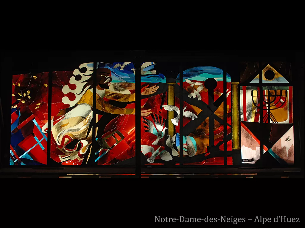 A gauche, Jésus chasse les vendeurs du temple qui ne sont pas représentés. Des colombes s'envolent. Vitrail à dominante rouge