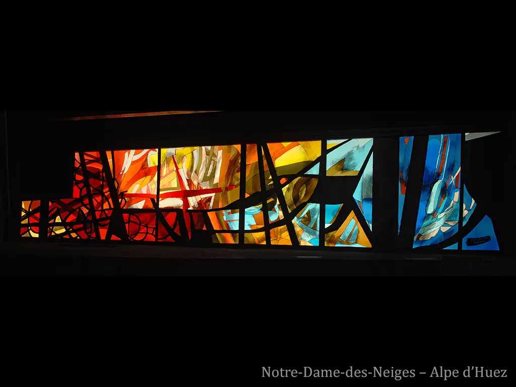 Vitrail abstrait, de couleur rouge, jaune et bleu