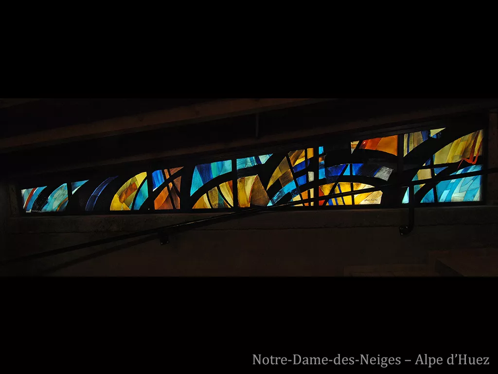 Vitrail abstrait, avec des demi-cercles