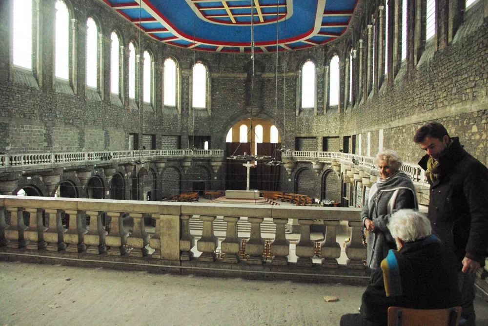 Basilique avant les travaux. Décembre 2012 : première visite d'Arcabas et de son épouse en présence de l'architecte Décembre 2012 : première visite d'Arcabas et de son épouse en présence de l'Architecte