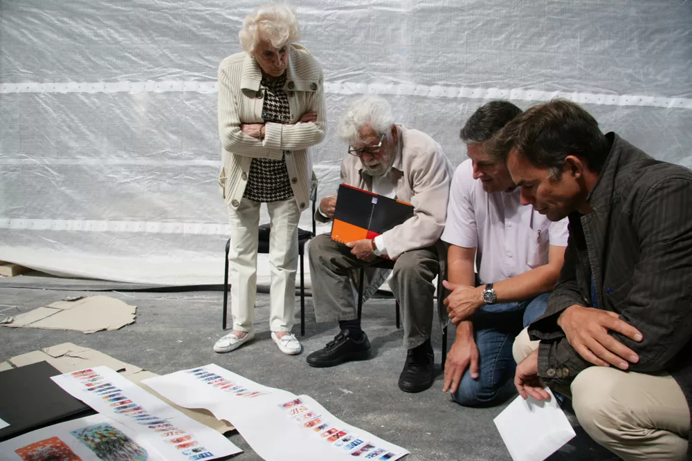 Juin 2014 : sur le chantier en cours, Arcabas décide de la place de chaque vitrail Juin 2014 : sur le chantier en cours, Arcabas décide de la place de chaque vitrail