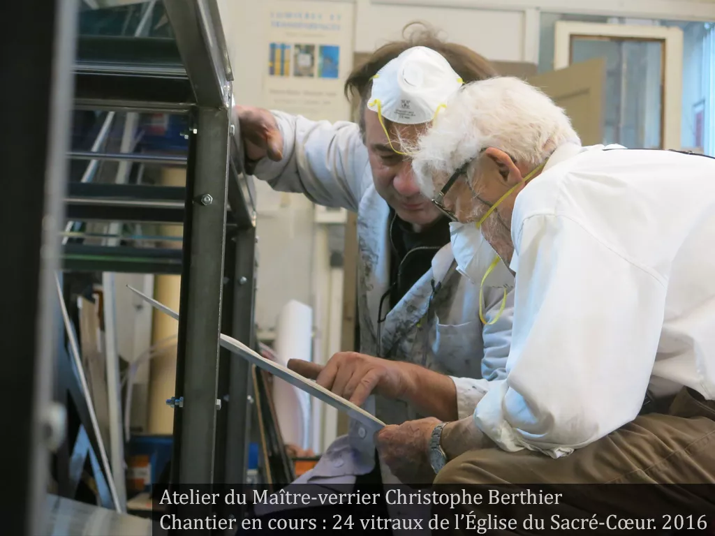 Arcabas dans l'atelier du maitre-verrier Christophe Berthier Arcabas dans l'atelier du maitre-verrier Christophe Berthier