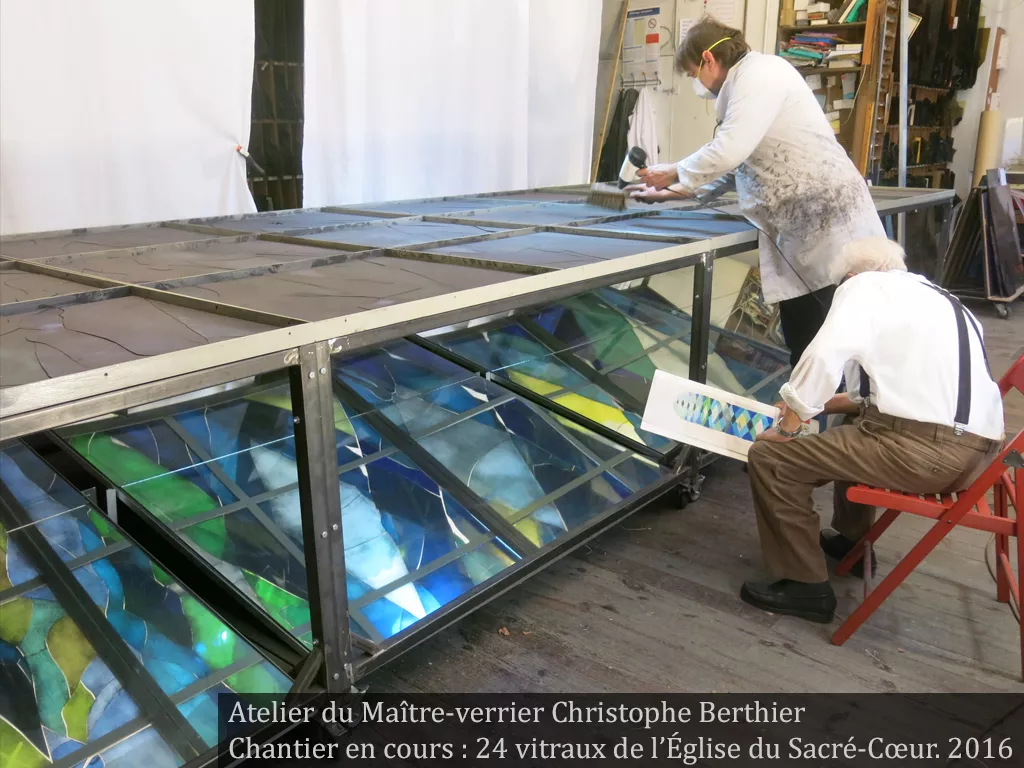 Arcabas dans l'atelier du maitre-verrier Christophe Berthier Arcabas dans l'atelier du maitre-verrier Christophe Berthier
