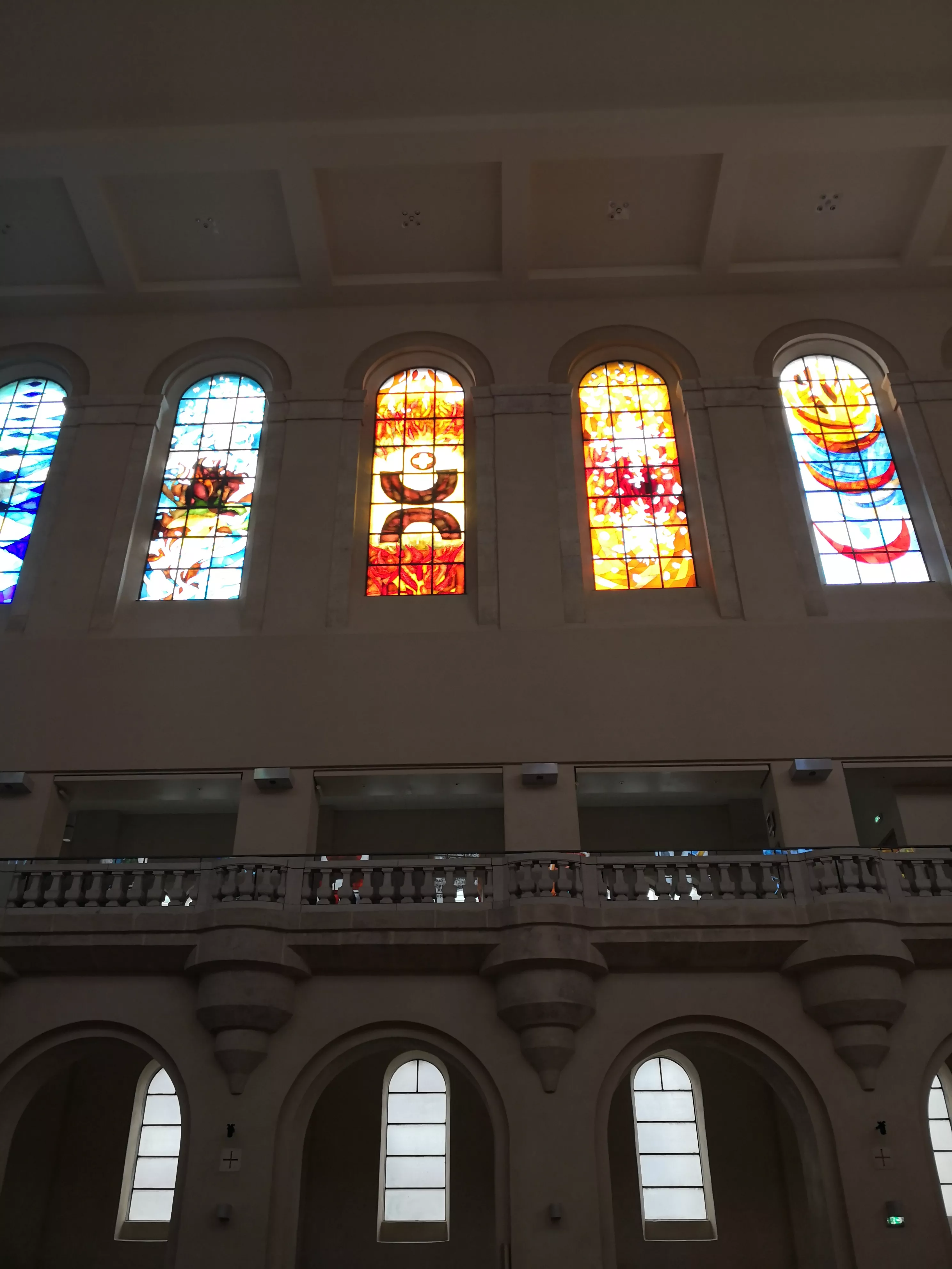 Série de 4 vitraux sur le thème de la Création Série de 4 vitraux sur le thème de la Création