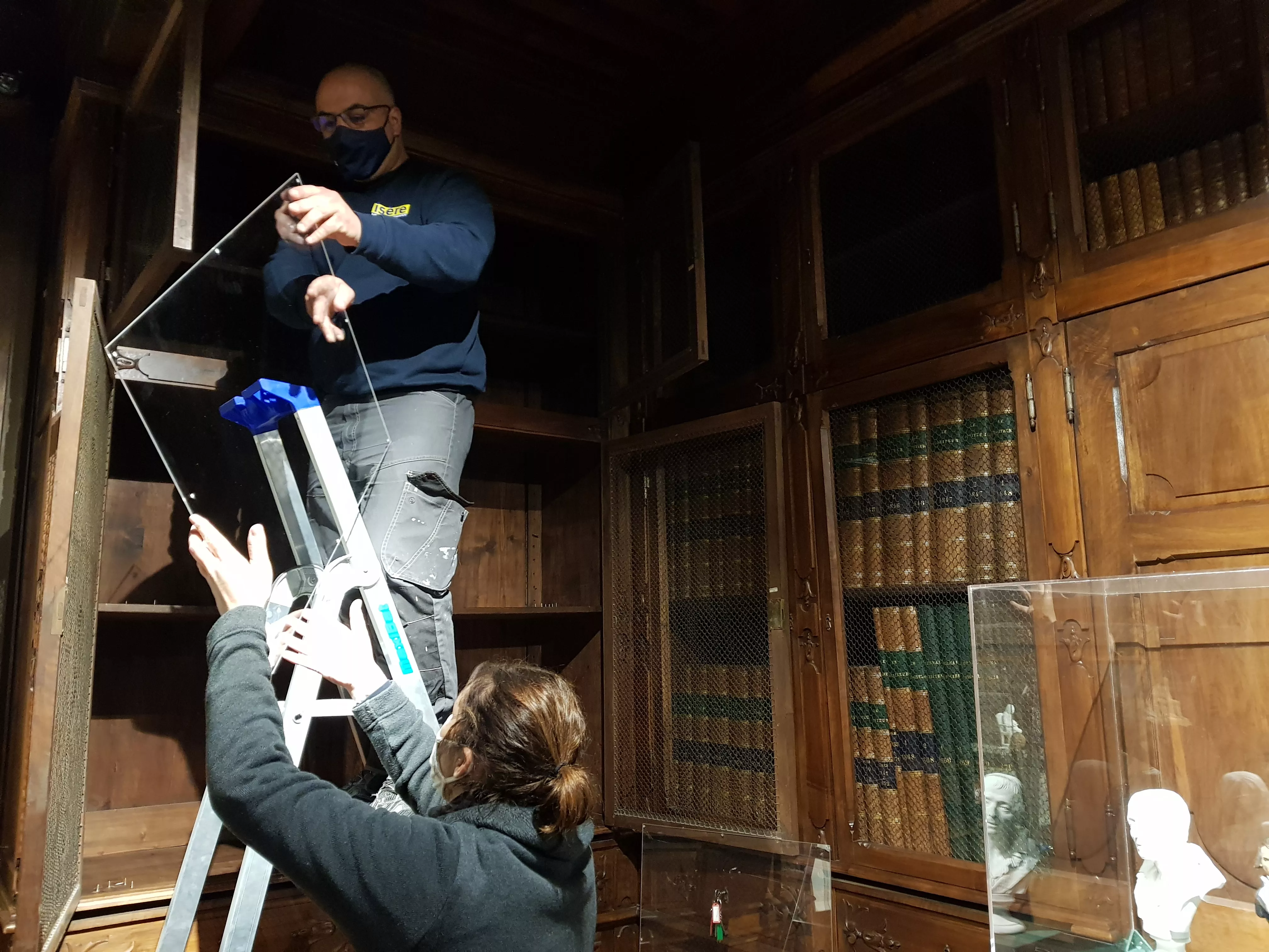 Nettoyage du mobilier de la bibliothèque Perier