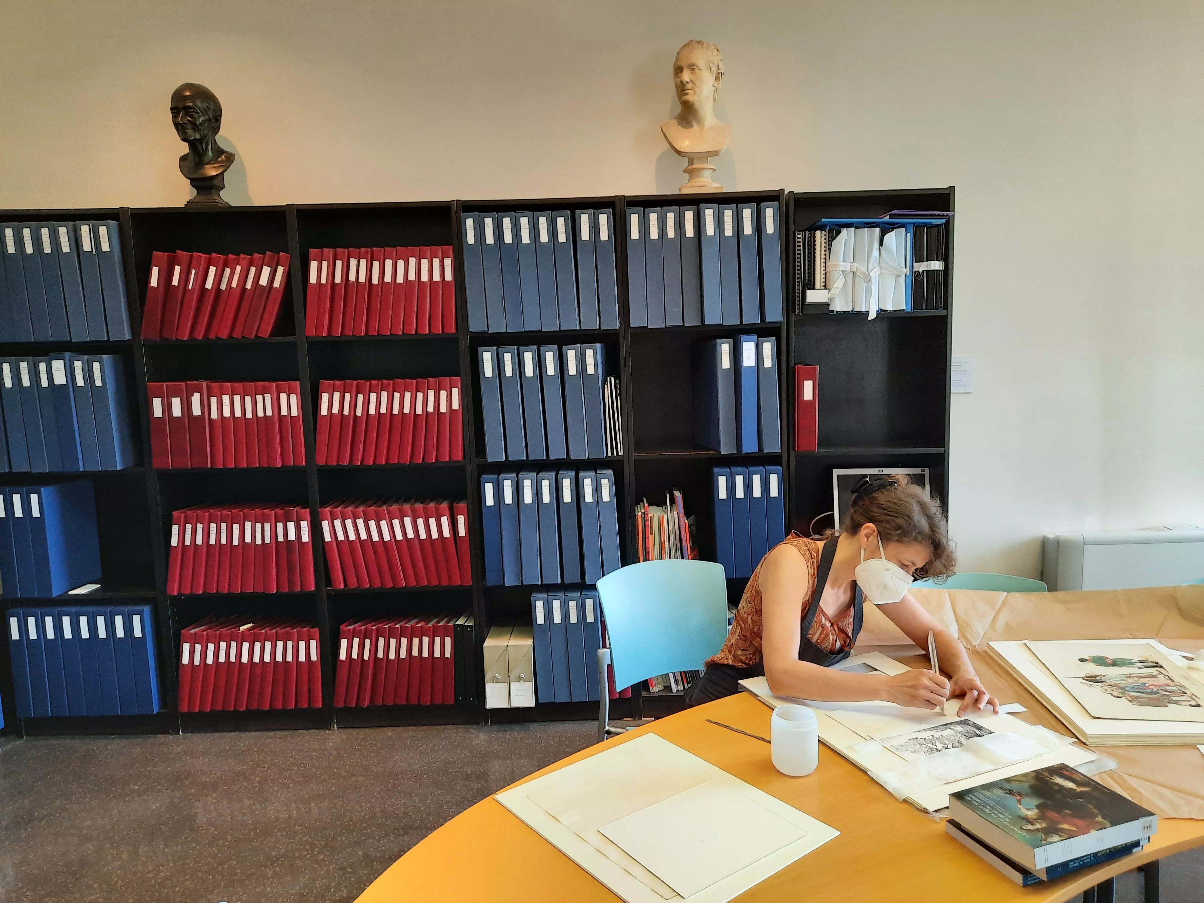 Valérie Sizaire, restauratrice sur papier, au Centre de ressources Albert Soboul Valérie Sizaire, restauratrice sur papier, au Centre de ressources Albert Soboul