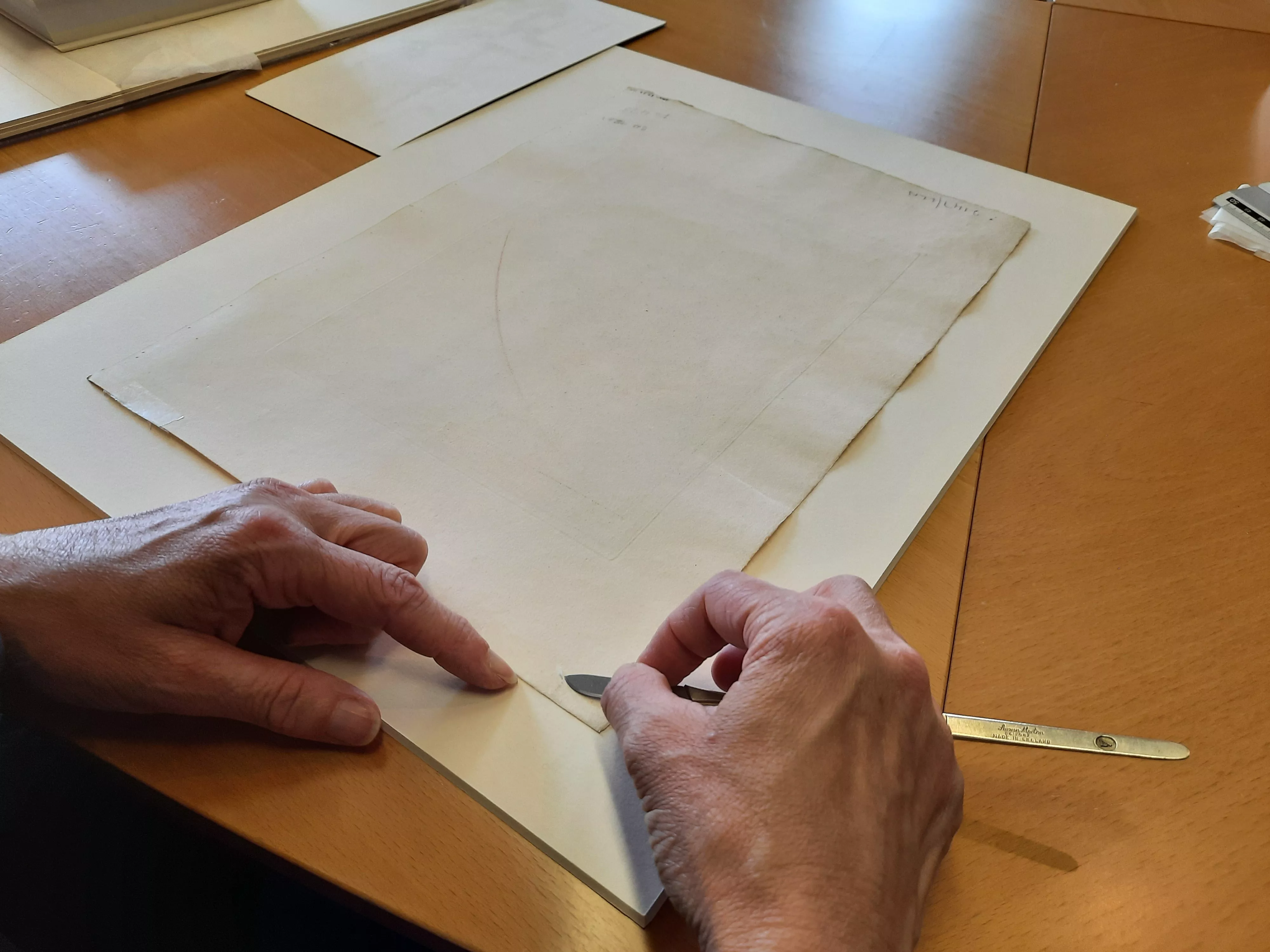 Valérie Sizaire, restauratrice sur papier, au Centre de ressources Albert Soboul Valérie Sizaire, restauratrice sur papier, au Centre de ressources Albert Soboul