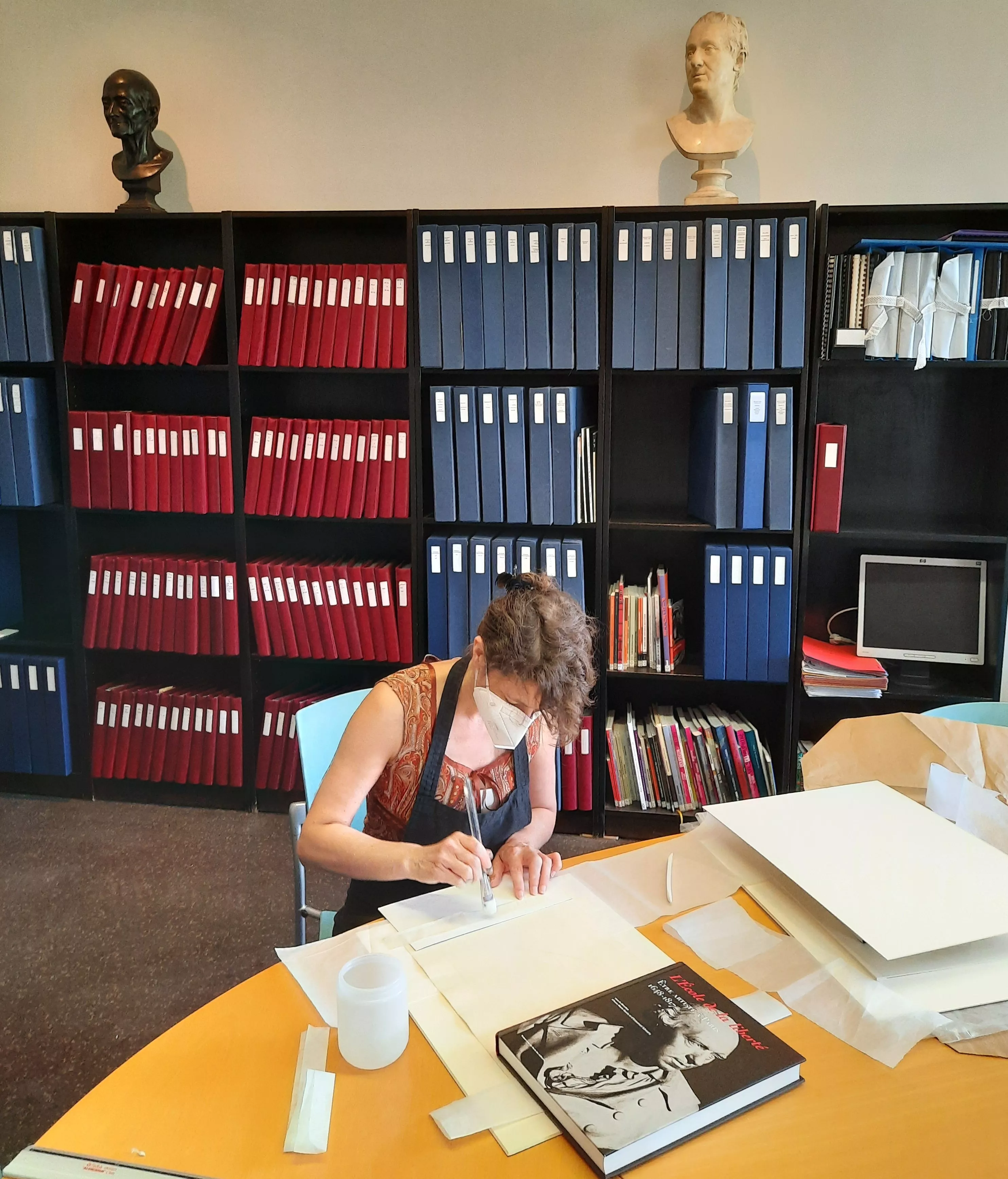 Valérie Sizaire, restauratrice sur papier, au Centre de ressources Albert Soboul Valérie Sizaire, restauratrice sur papier, au Centre de ressources Albert Soboul