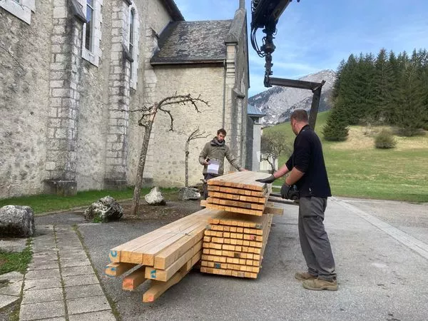 Livraison matinale du bois de structure sur le parvis du musée