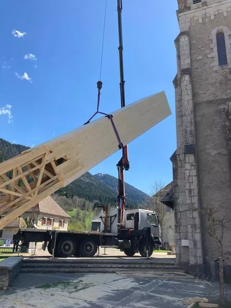 La poutre est suspendue dans les airs avant de se dresser contre l'angle de la façade du musée
