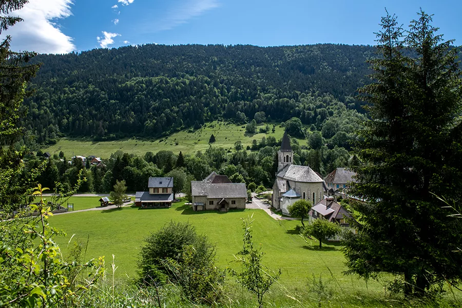Paysage autour du musée Paysage autour du musée. Vue extérieure prise derrière le musée, sur une petite coline. Le musée est situé à droite de la photo, à gauche la verdure et un restaurant.