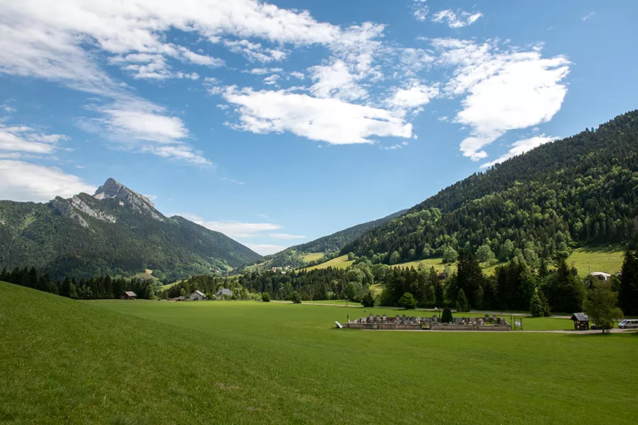 Paysage autour du musée avec vue sur le Grand Som Paysage autour du musée avec vue sur le Grand Som en été, ciel bleu