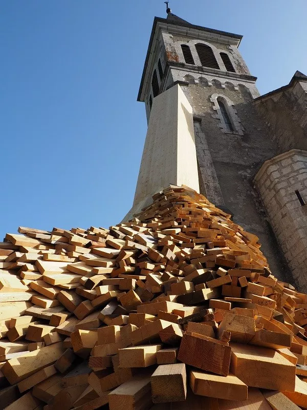 Vue en contre plongée de l'oeuvre &quot;Fondement(s)