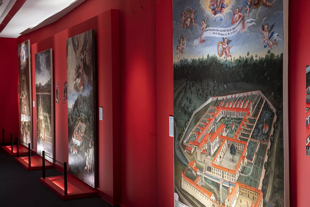 Exposition &quot;Chartreuses. Dans le silence et la solitude&quot; - salle 2, alignement des carte de chartreuses