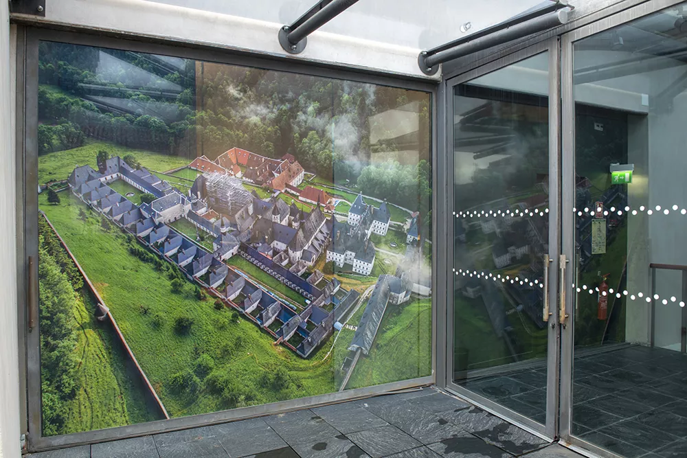 Exposition &quot;Chartreuses. Dans le silence et la solitude&quot; - espace de circulation, vue d'une Chartreuse peinte