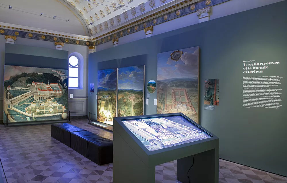 Exposition &quot;Chartreuses. Dans le silence et la solitude&quot; vue de la Chapelle et du dispositif interactif