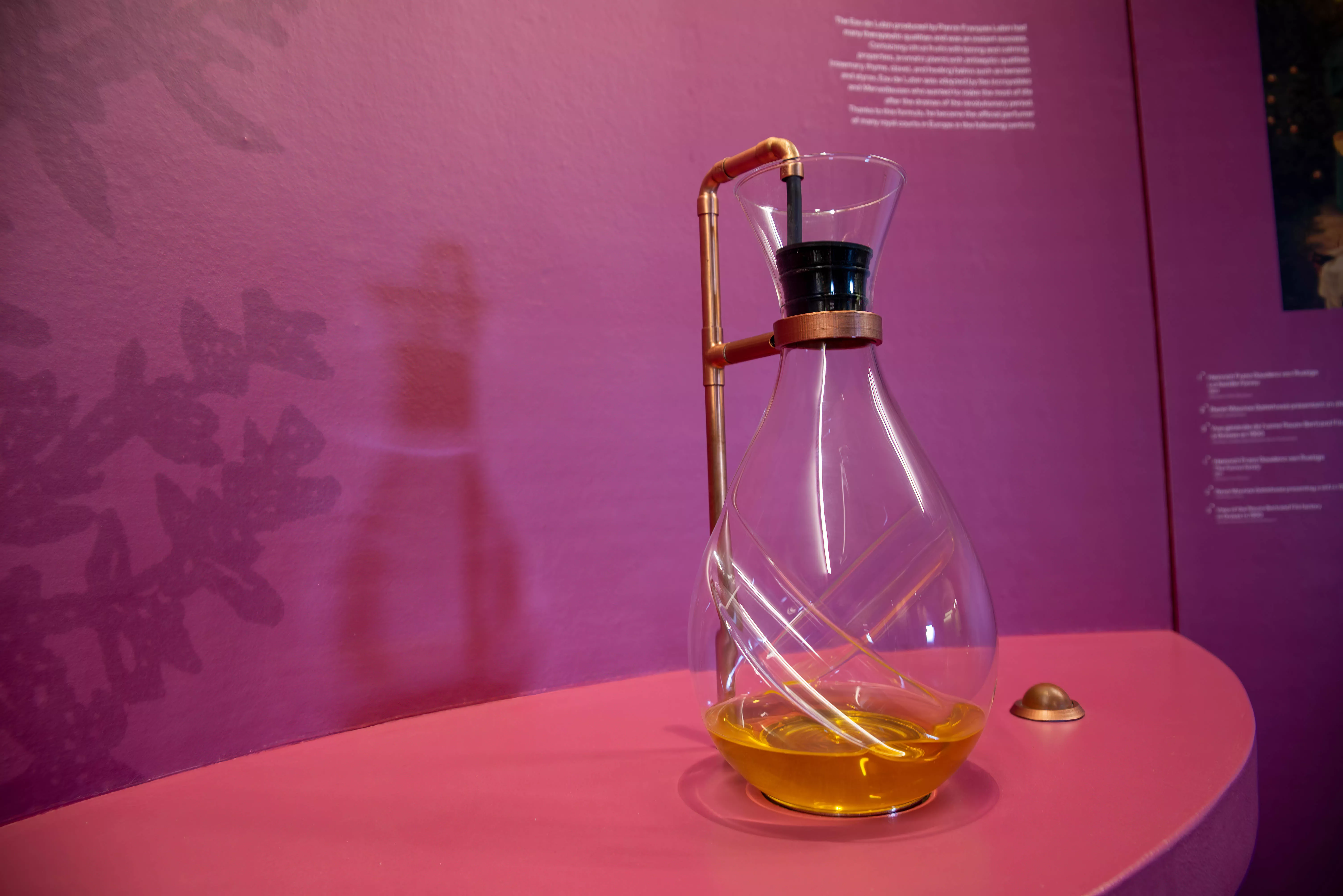 Parfums d'histoire du soin au bien-être Visuel parfums d'histoire. Système olfactif pour humer des odeurs recréer pour l'exposition