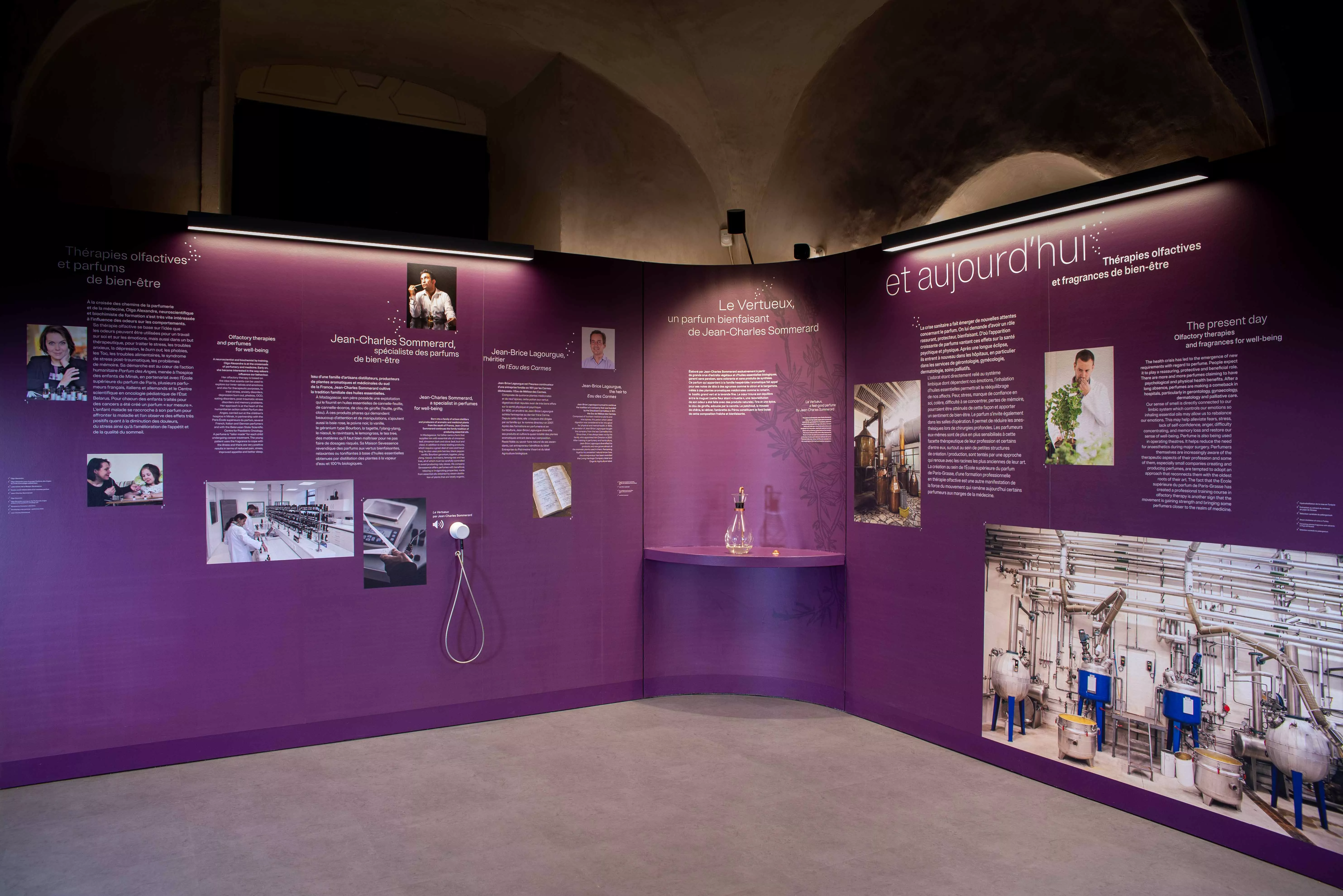 Parfums d'histoire du soin au bien-être Visuels Parfums d'histoire. Panneaux explicatifs sur les thérapies olfactives aujourdhui.  Sentir le parfum Le Verteux création de Jean Charles Sommerard