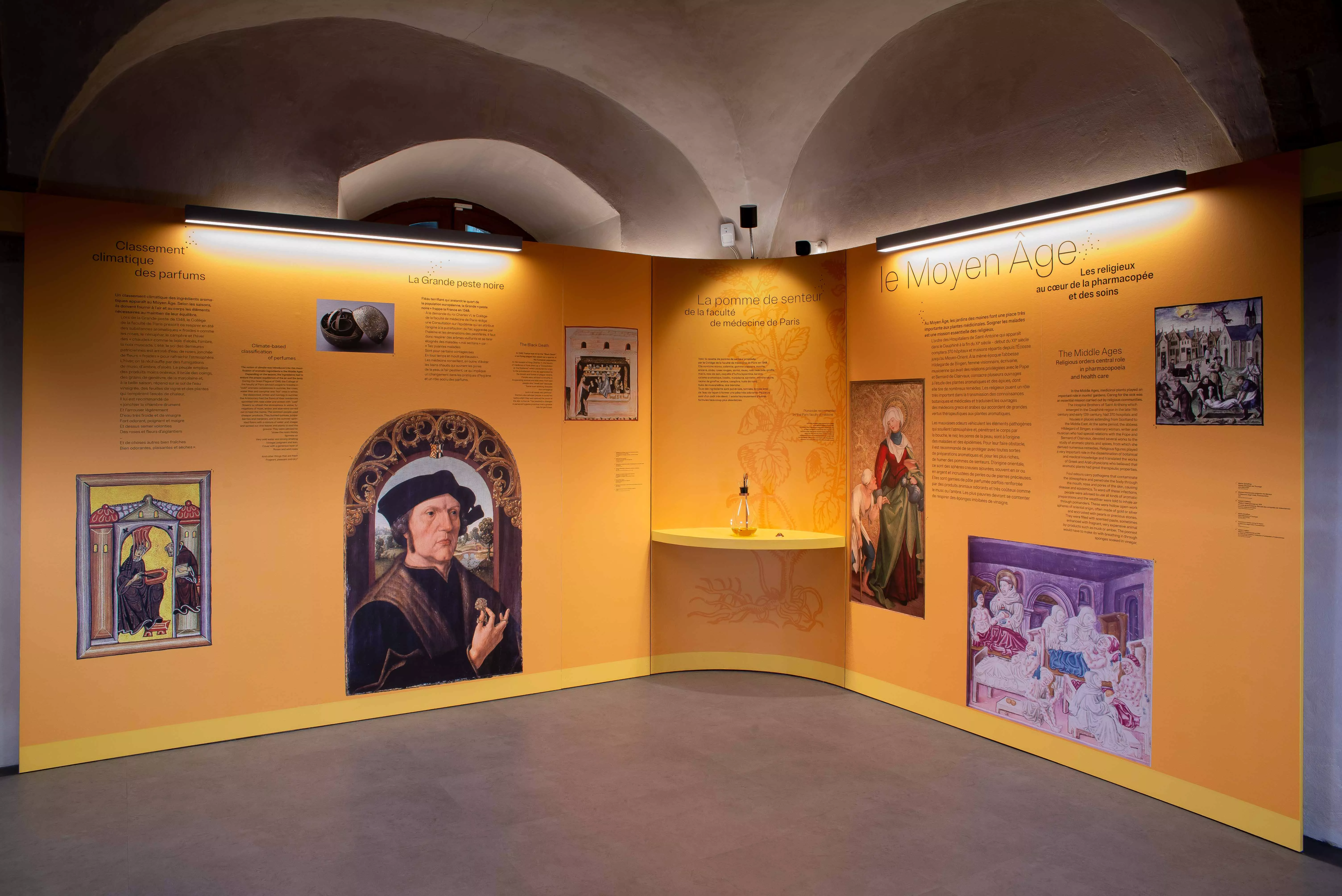 Parfums d'histoire du soin au bien-être Panneaux explicatifs sur le parfum au Moyen Age avec le parfum Pomme de senteur